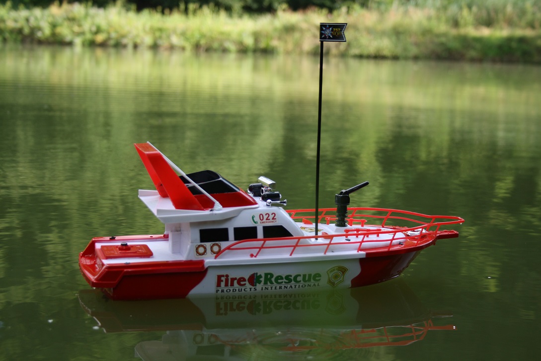 2 St. x DEFEKTES RC Feuerwehrboot FIRE BOAT ferngesteuertes Schiff Boot